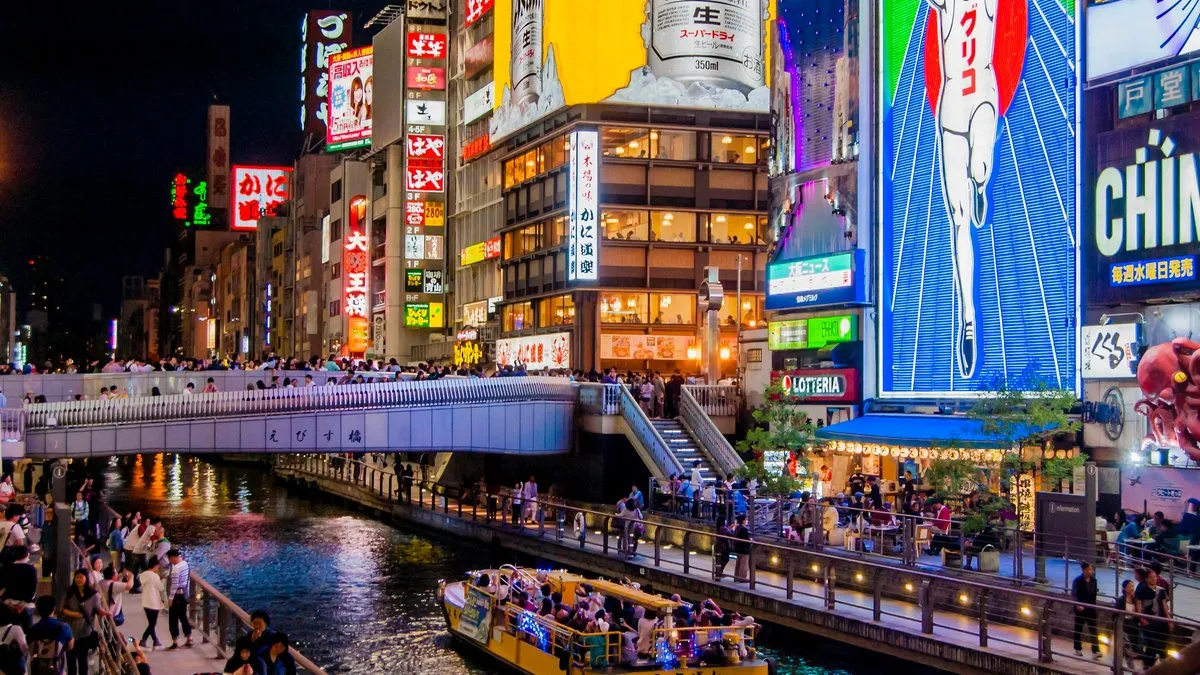 화려한 네온사인이 빛나는 오사카 도톤보리 글리코상