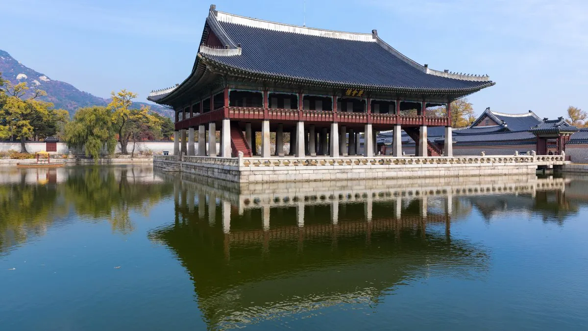 경복궁 경회루의 아름다운 야경과 도심 빌딩 숲